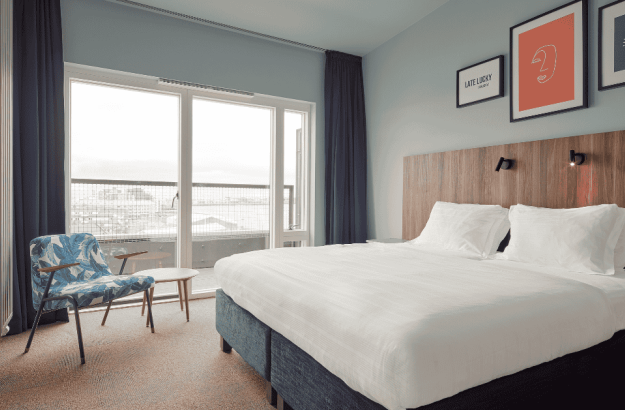 雷克雅未克 Grandi by Center Hotels 现代阳台客房，配备舒适睡床、休闲座椅及私人阳台，采用现代北欧工业风设计。