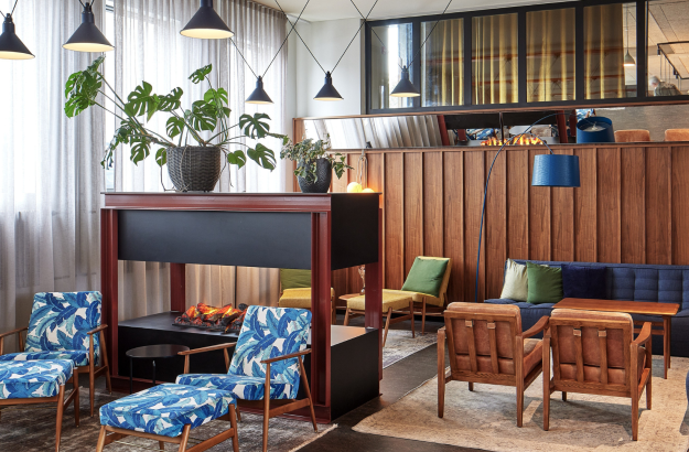 雷克雅未克 Grandi by Center Hotels 宽敞现代的大堂休息区,配备舒适沙发、现代壁炉及北欧工业风设计,是宾客放松与社交的理想空间。
