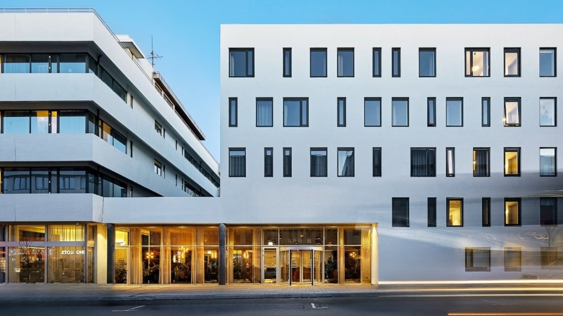 雷克雅未克市中心 Miðgarður by Center Hotels 酒店外观,现代北欧建筑设计,设有宽敞明亮的大堂入口。