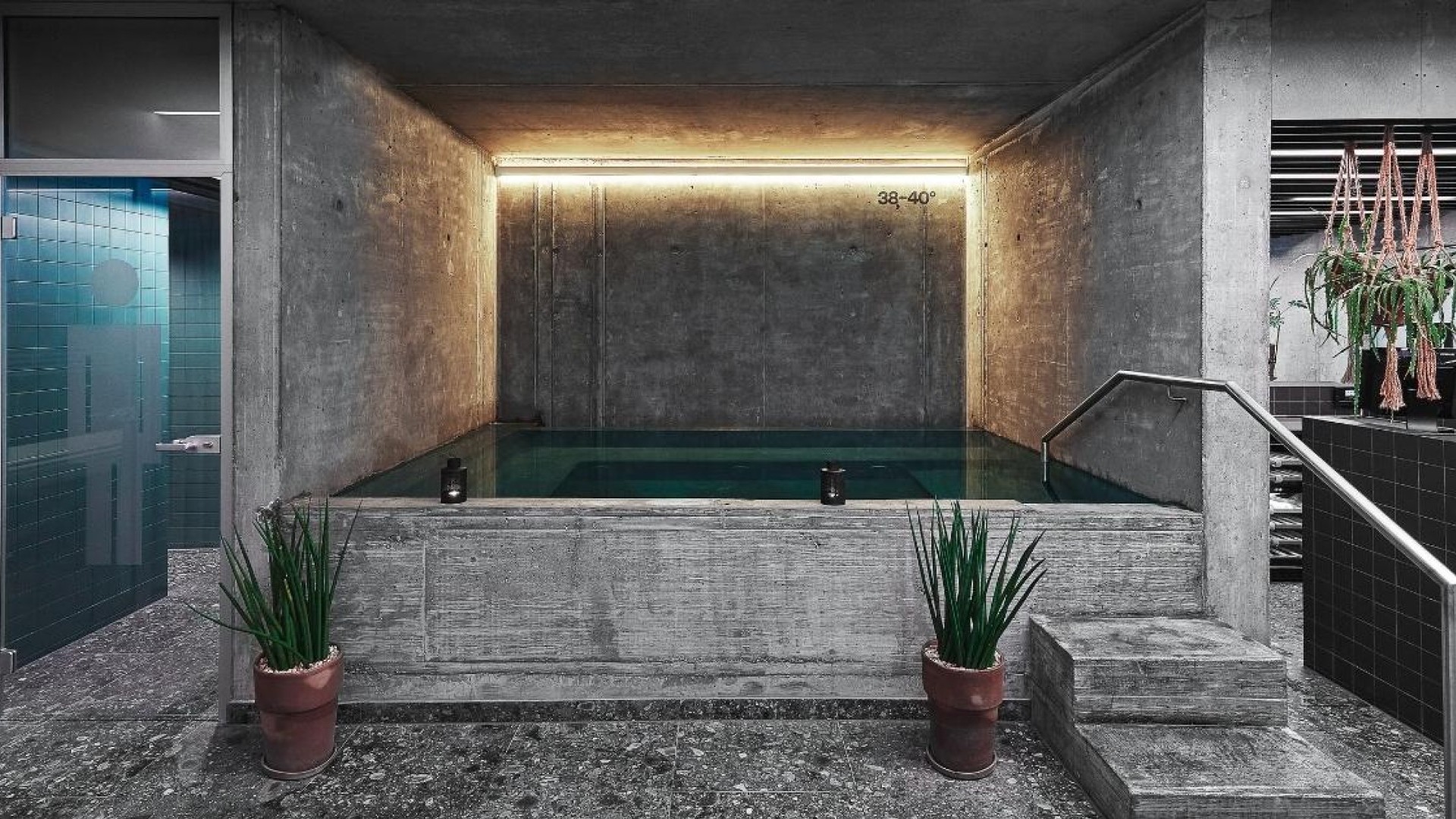 雷克雅未克 Miðgarður by Center Hotels 的 Miðgarður Spa，配备室内热水池、柔和灯光及现代北欧设计，为宾客提供放松身心的水疗体验。