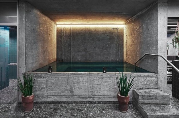 雷克雅未克 Miðgarður by Center Hotels 的 Miðgarður Spa，配备室内热水池、柔和灯光及现代北欧设计，为宾客提供放松身心的水疗体验。